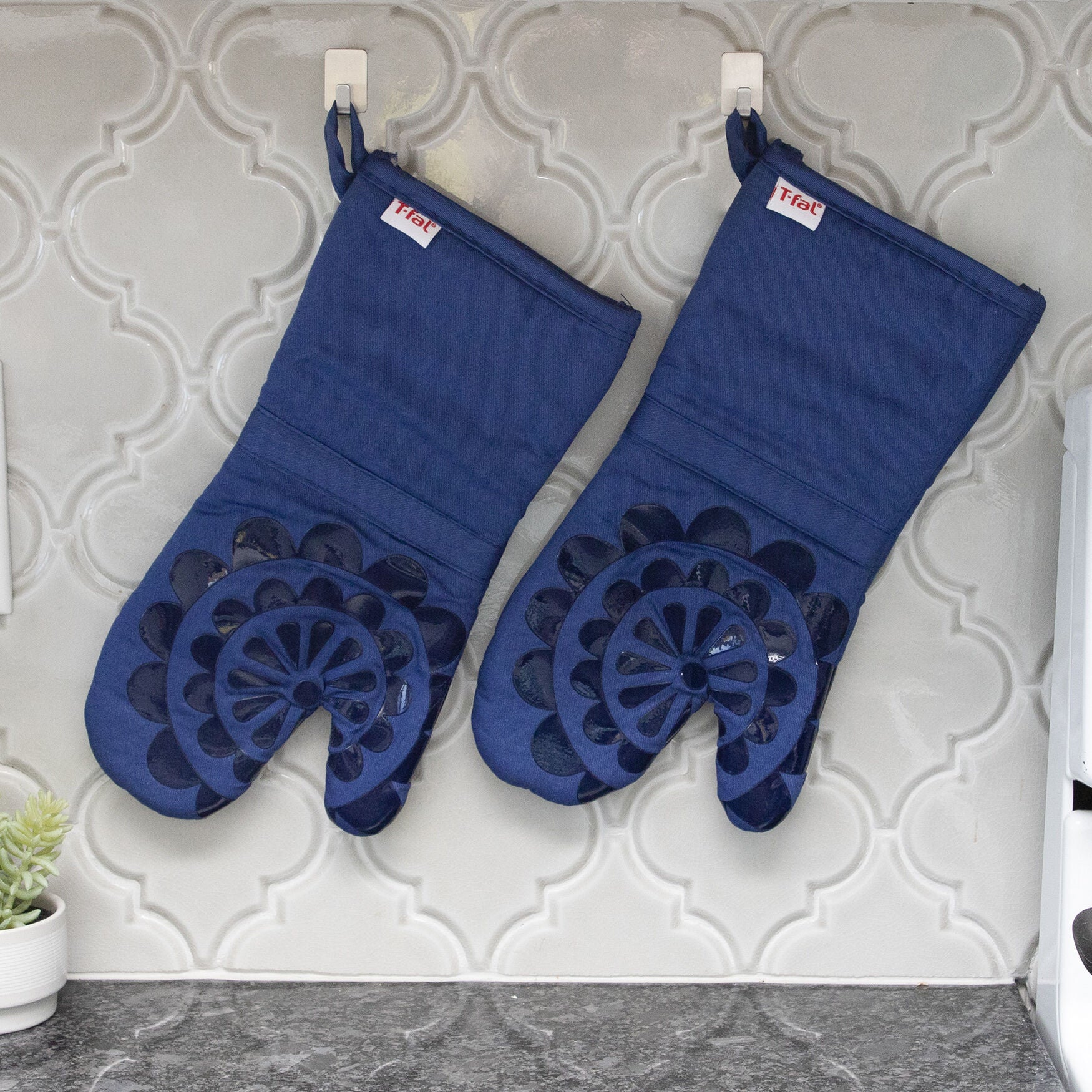 Medallion Silicone Oven Mitts, Set Of 2, , alternate image number 4