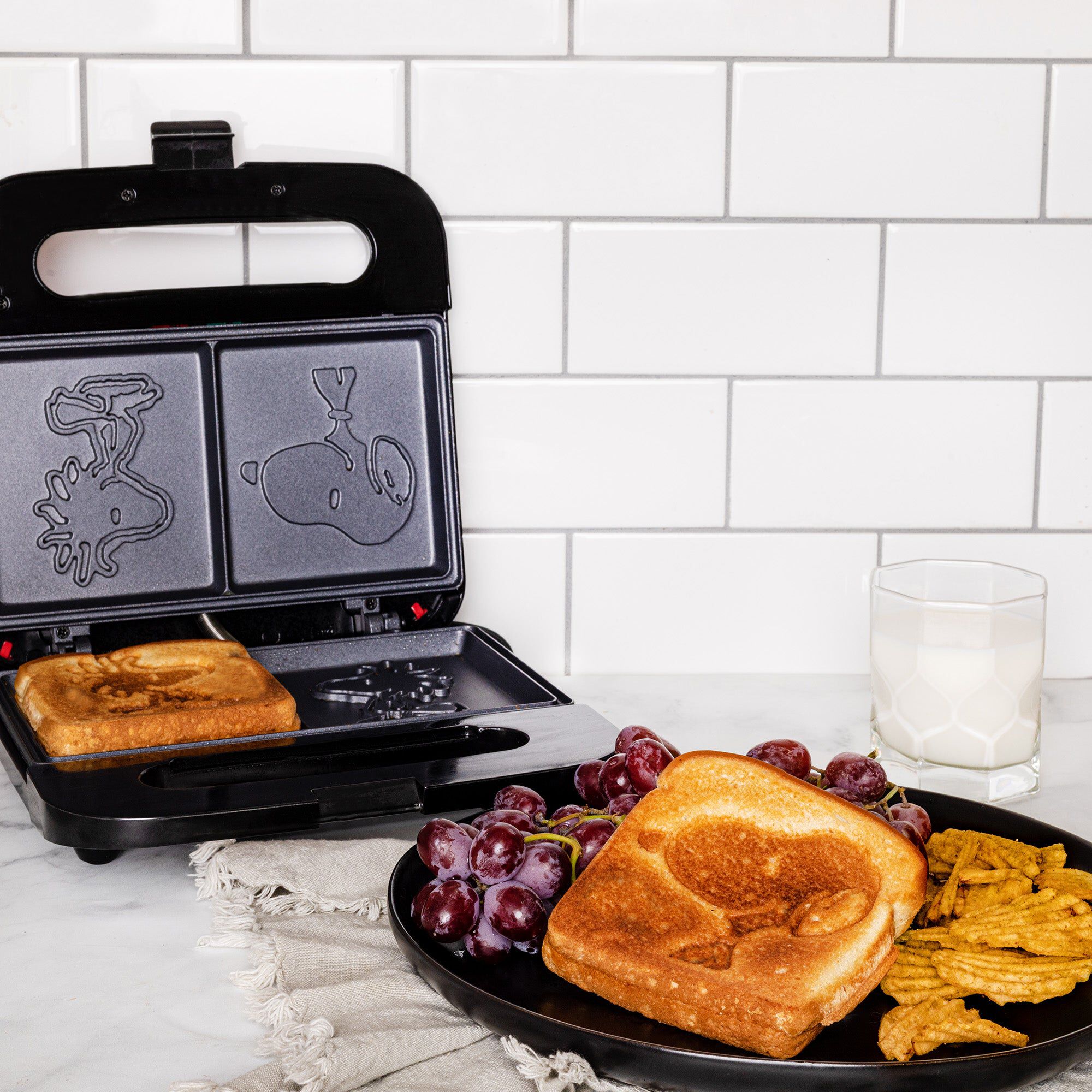 Uncanny Brands Peanuts Snoopy Sandwich Maker - Thumbnail 2