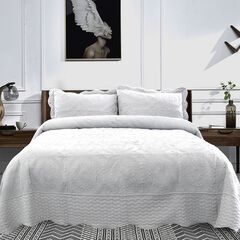 Embroidered Oversized Scalloped Edge Quilt Set