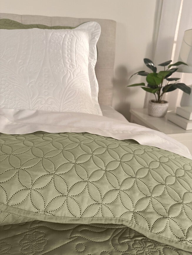 Lily Pinsonic Damask Bedspread, , alternate image number null