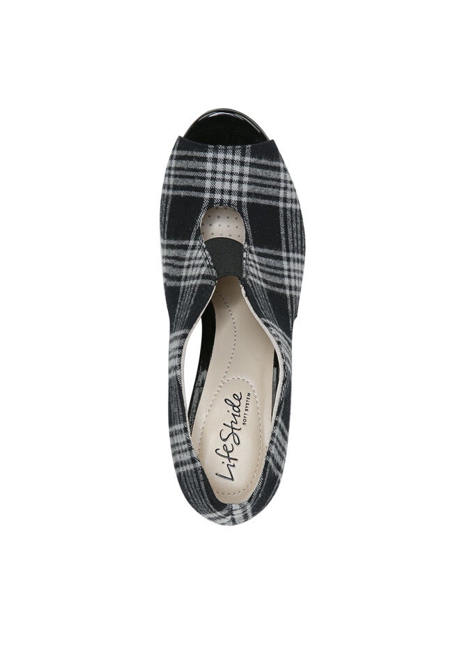 Carla Pump, , alternate image number null