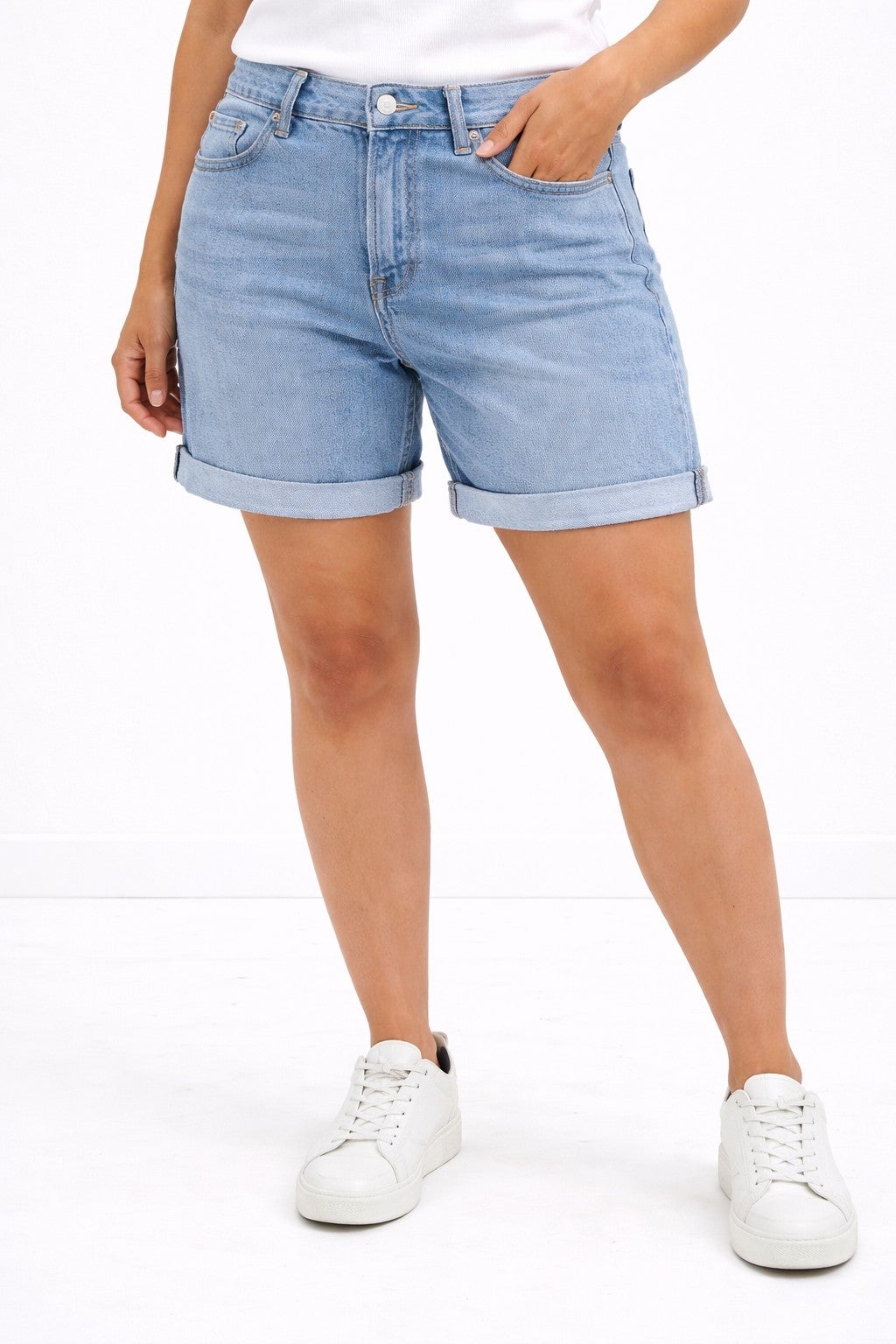 Mid-Rise Stretch 5-Pocket Relaxed Fit Boyfriend Jean Shorts image number 0