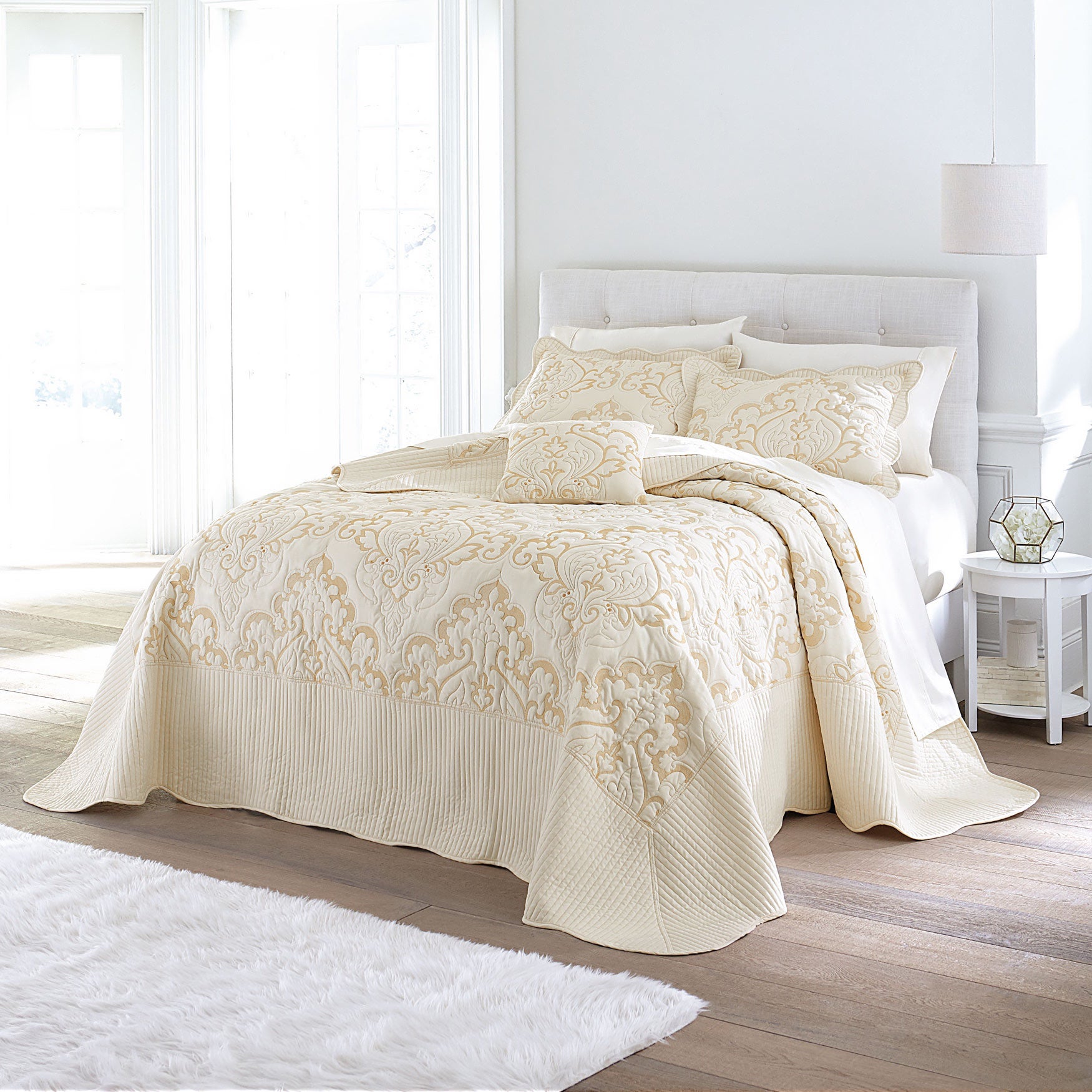 Amelia Bedspread image number 0
