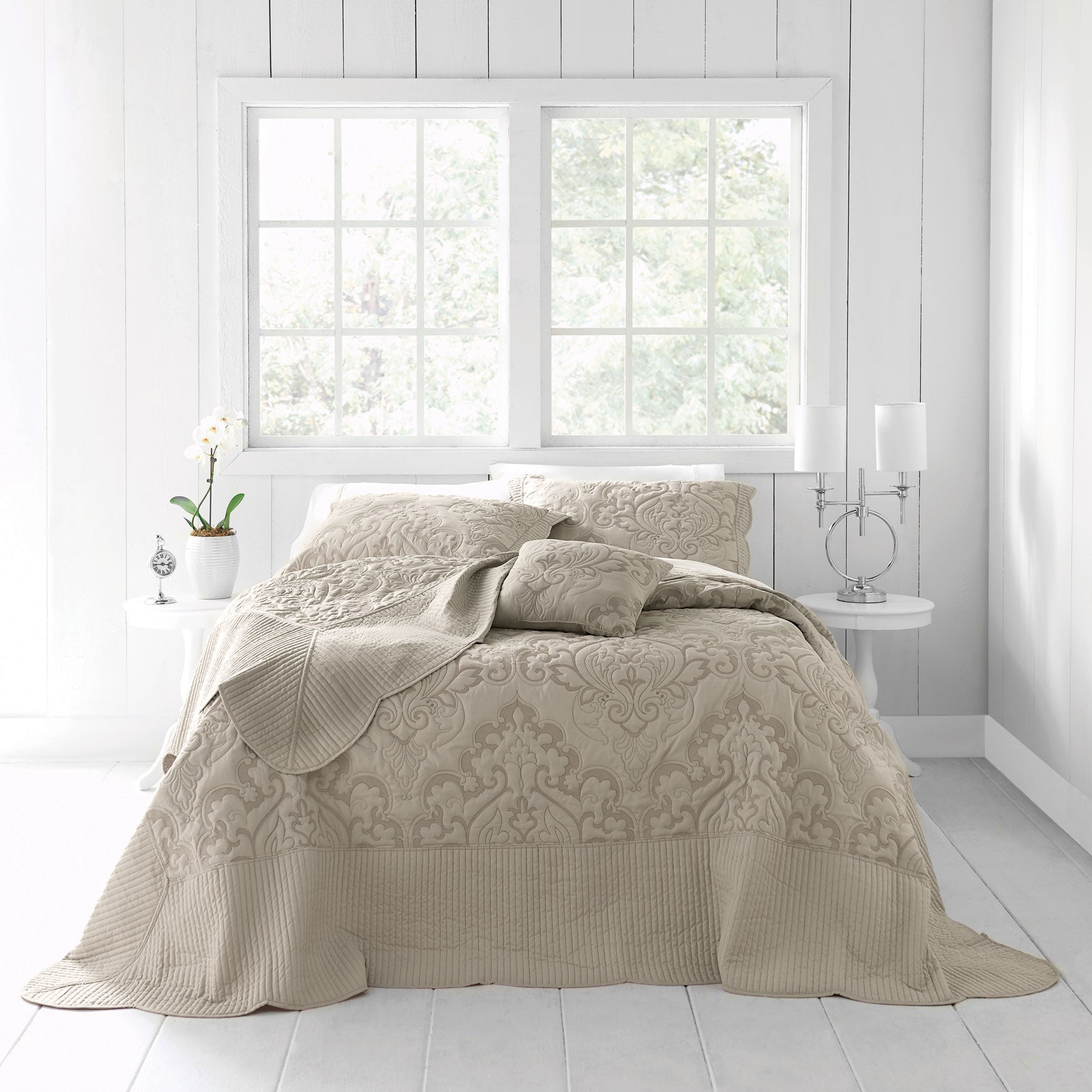 Amelia Bedspread image number 0