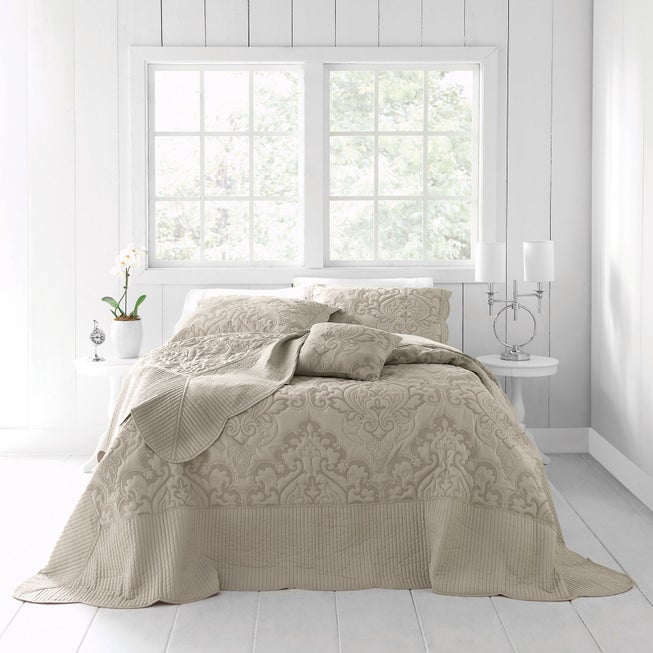 Amelia Bedspread image number 0
