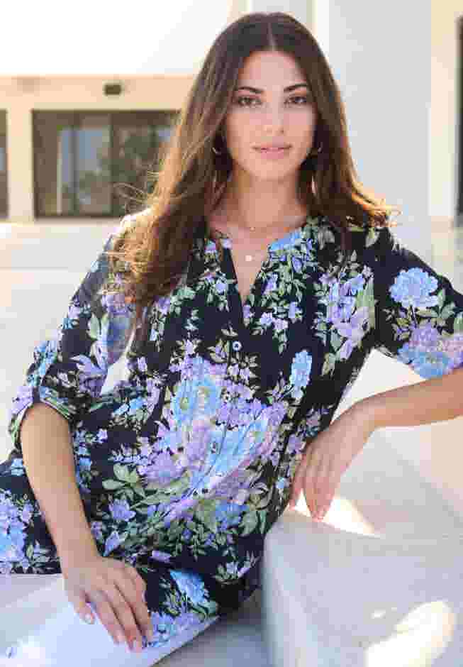 Plus Size Floral Y-Neck Pintuck Tunic – Adjustable Long Sleeve Button-Front, Relaxed Shirt Style image number 5
