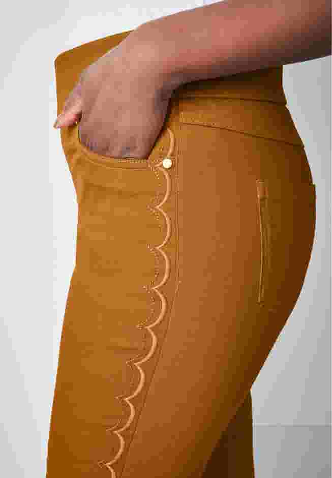 Comfort Waist Scalloped Ankle Jean image number 1