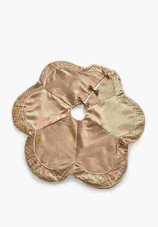 Scallop Edge Border Christmas Tree Skirt image number 0