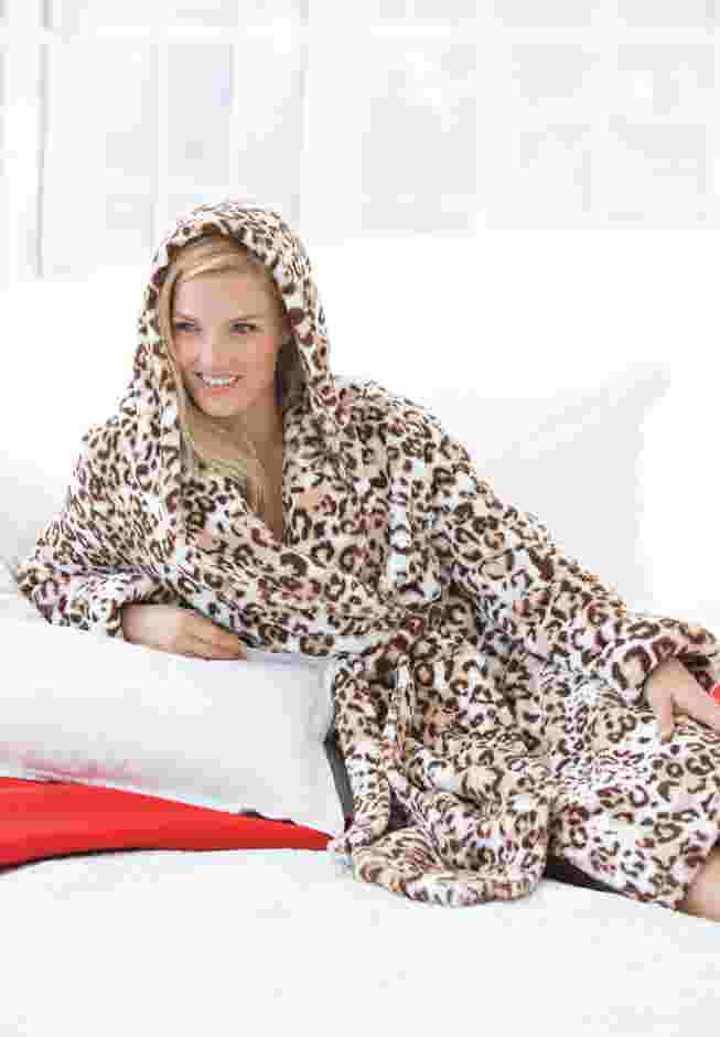 Dreams & Co® Plush Hooded Wrap Robe image number 5