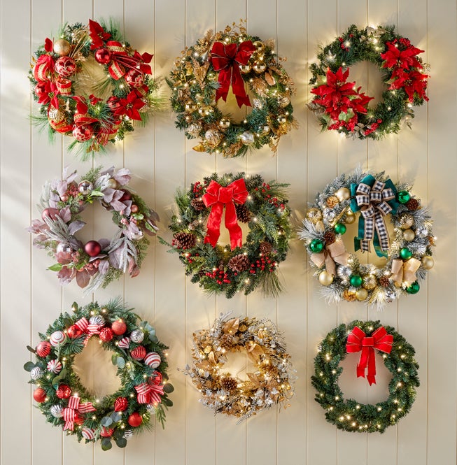 26" Pre-Lit Flocked Majesty Wreath image number null