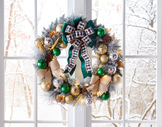 26" Pre-Lit Flocked Majesty Wreath image number null