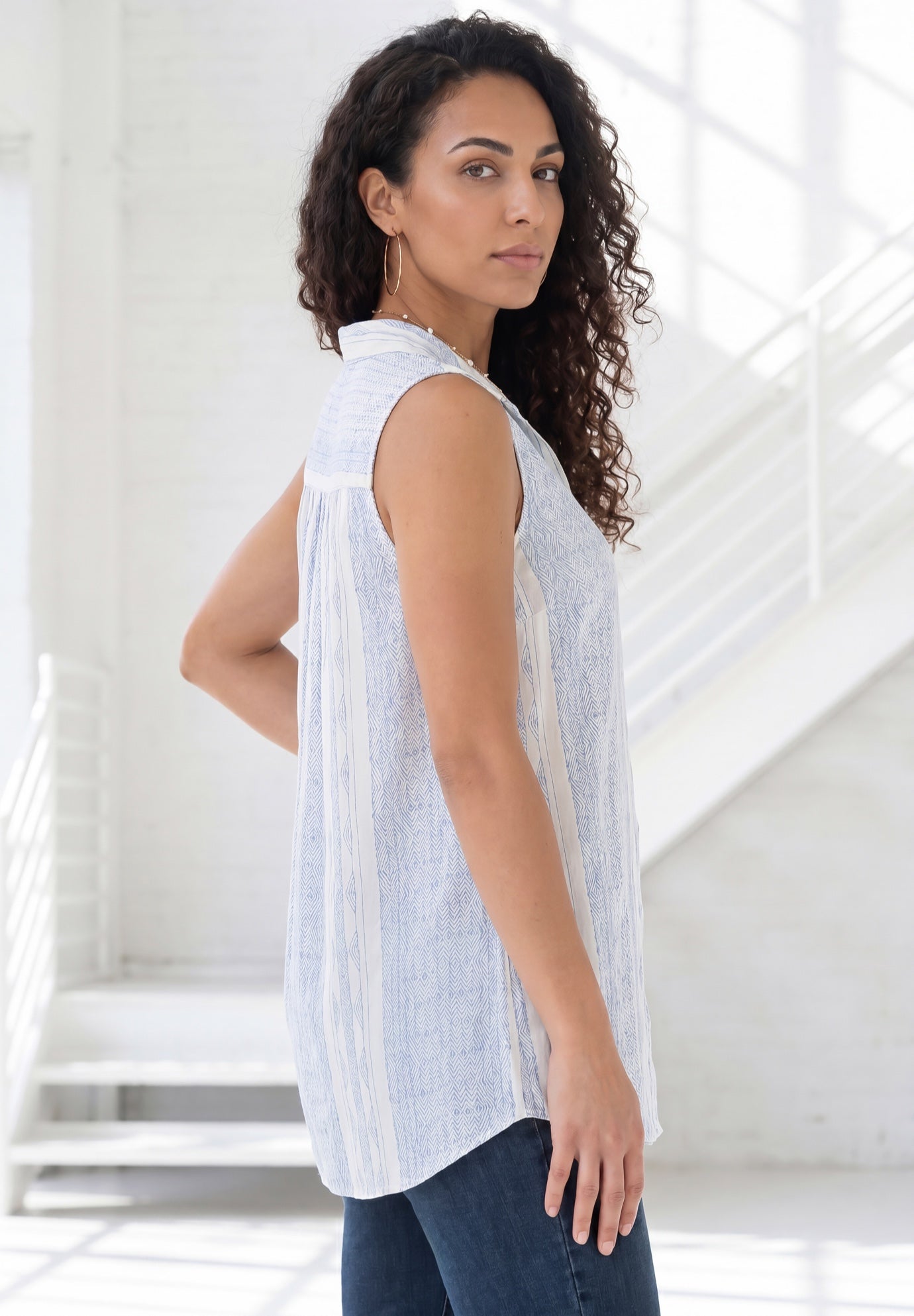 Kate Sleeveless Shirt image number 2