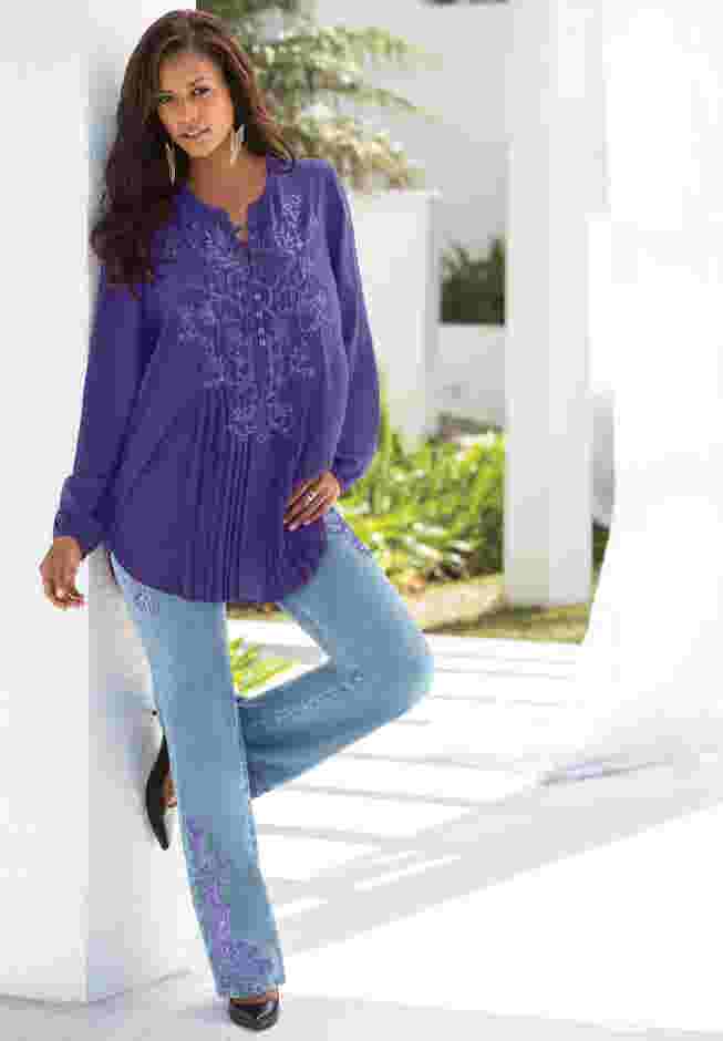 Invisible Stretch® Iconic Sequin-Embellished Bootcut Jean image number 4