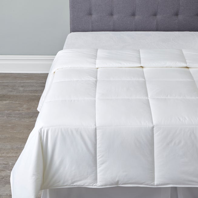 COOLMAX® Anti-Bacterial Comforter image number 0