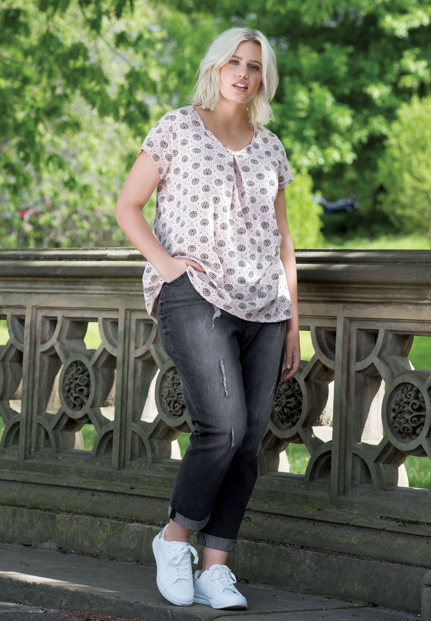 Twisted V-neck Tee image number 7