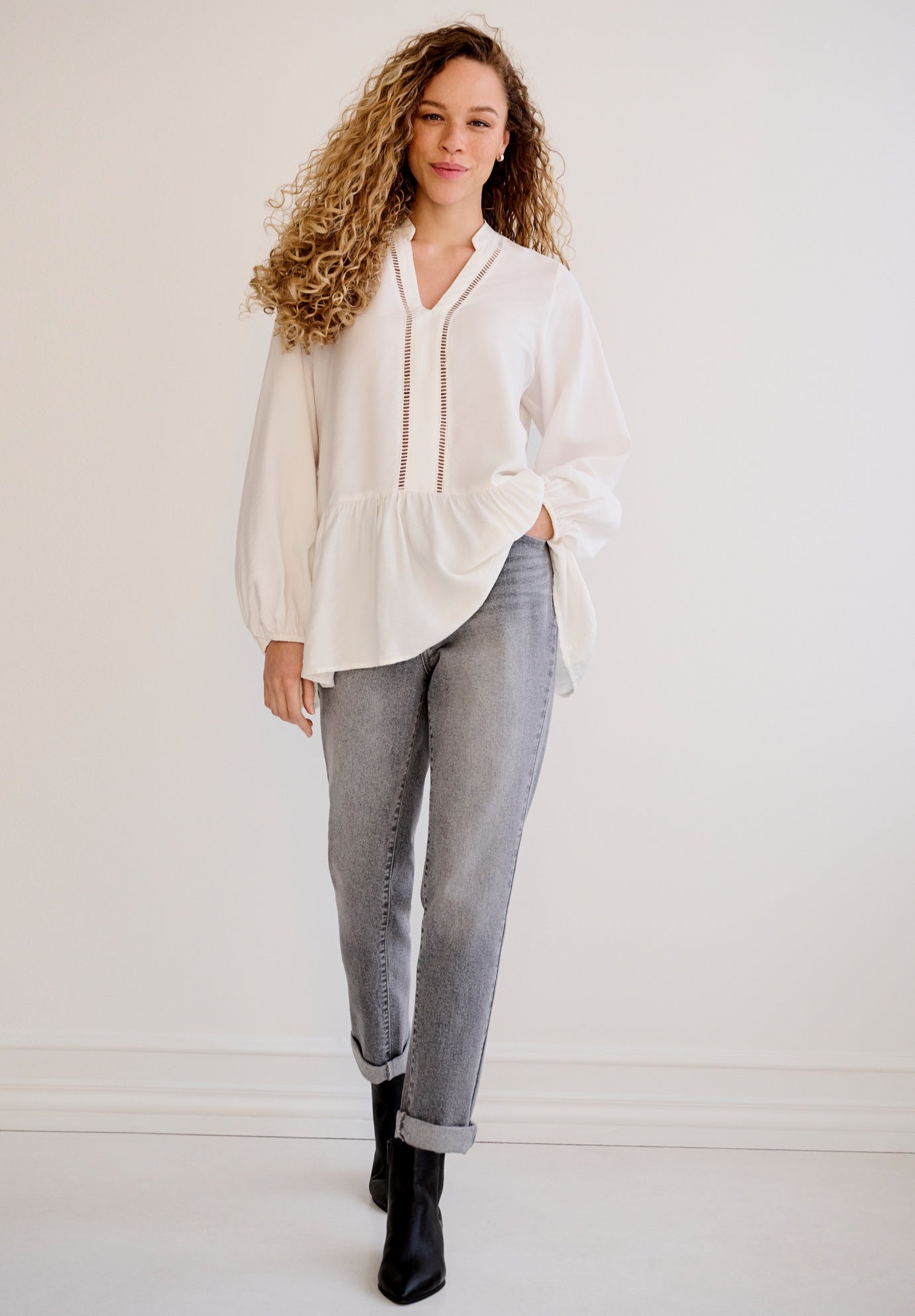 Stretch Mid-rise Relaxed Boyfriend Jeans image number 0