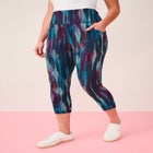 Soft Sculpt Side-Pocket Capri Legging image number null