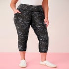 Soft Sculpt Side-Pocket Capri Legging image number null