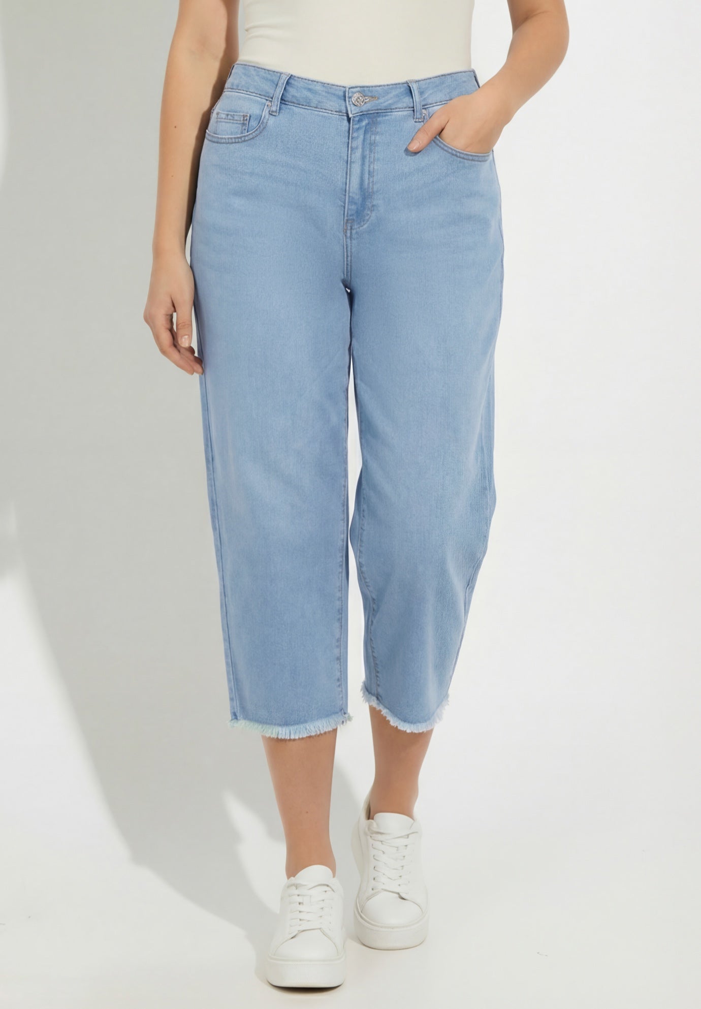 Plus Size Straight-Leg Frayed Hem Cropped Capri Jean image number 0