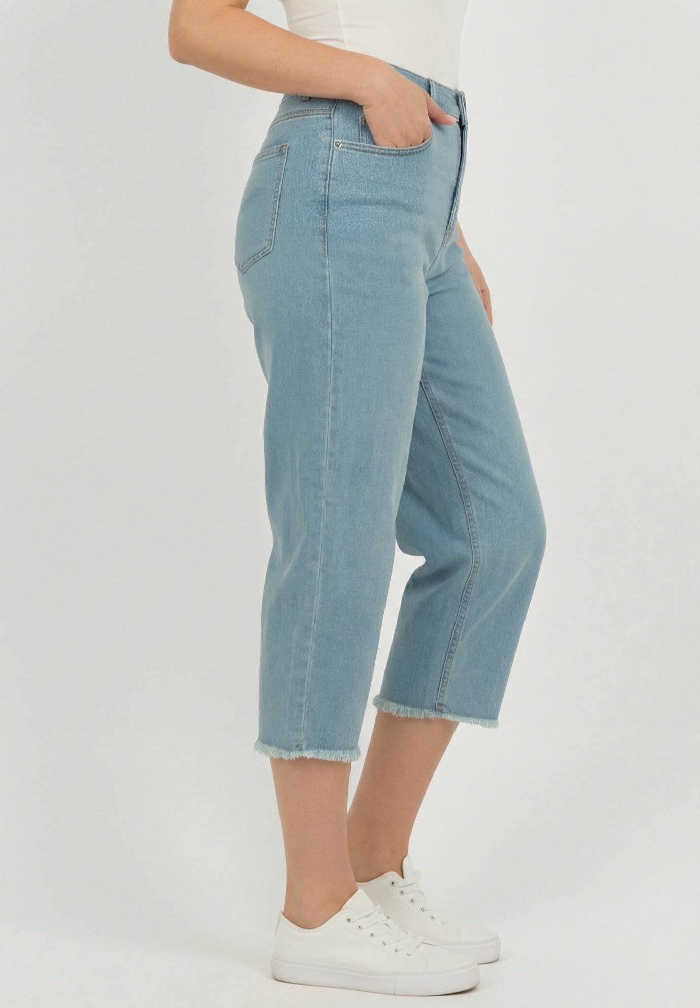 Plus Size Straight-Leg Frayed Hem Cropped Capri Jean image number 1