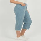 Plus Size Straight-Leg Frayed Hem Cropped Capri Jean image number null