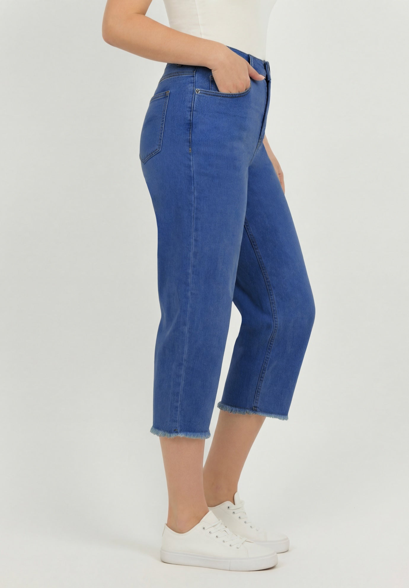Plus Size Straight-Leg Frayed Hem Cropped Capri Jean image number 1