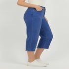 Plus Size Straight-Leg Frayed Hem Cropped Capri Jean image number null