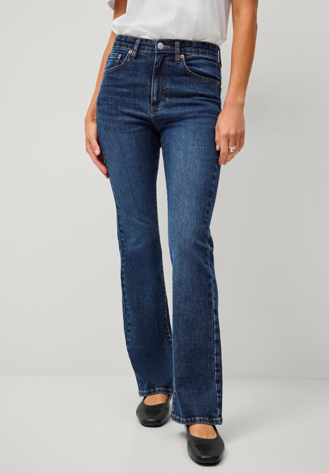 Mid-Rise Comfort Stretch 5-Pocket Bootcut Jeans image number 5